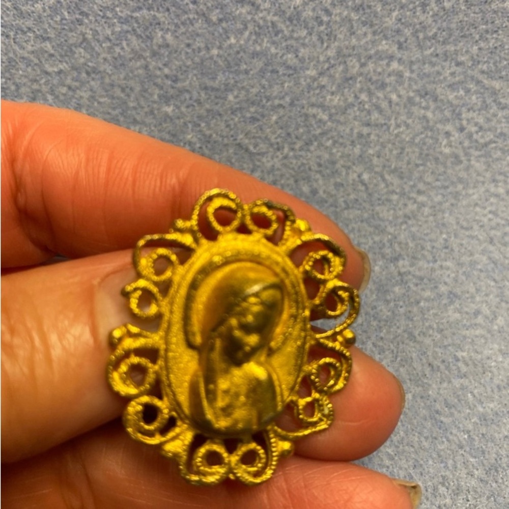 Vintage Gold tone brooch